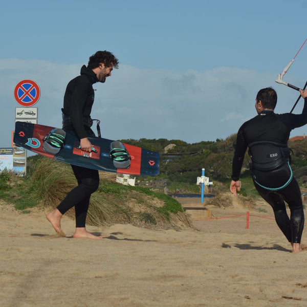 Kiters talking through a session